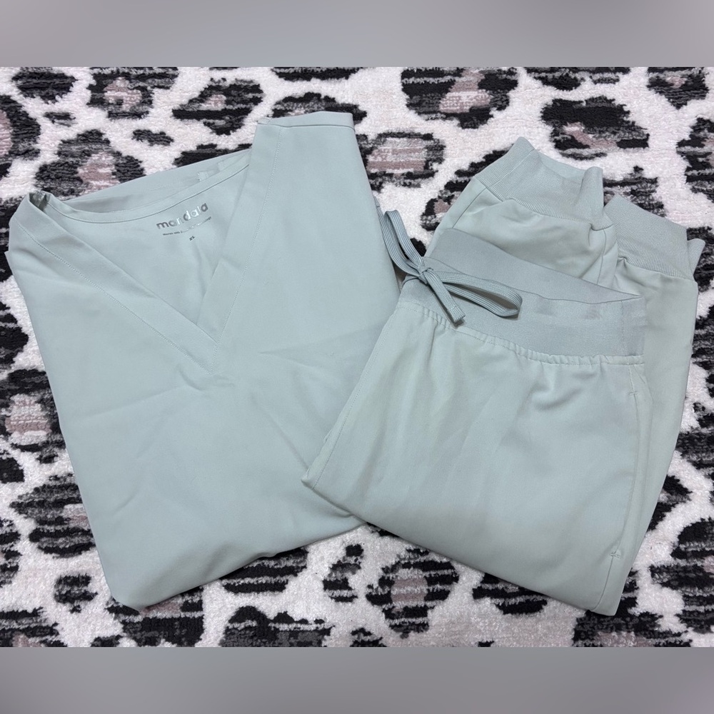 Mandala Women's Light Grey Scrub Top & Jogger Pants